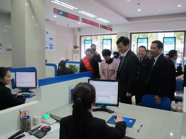 台州市首创,我县社保、地税、农商行“一站式”联合服务大厅,打造便民“高速路”